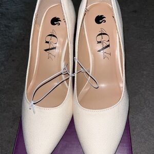 Gloria Vanderbilt Elegant Cream Pumps